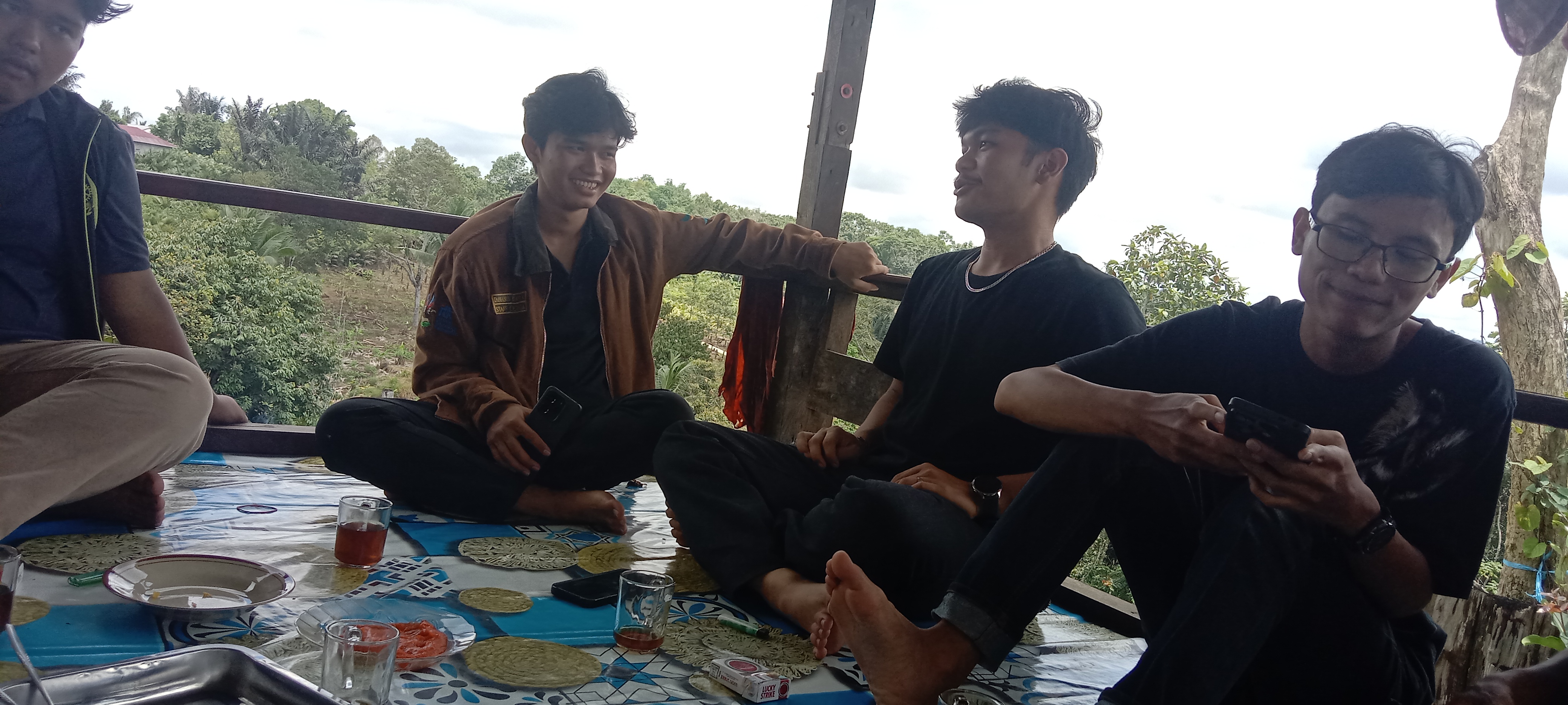 Panen Buah Naga di Kebun Warga